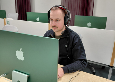 Leo Nobel övar arabiska dialekter i Språkstudions datorsal.