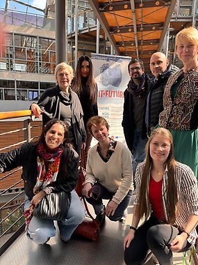 Personas en un puente dentro de la Universidad de Bonn. En la foto de izquierda a derecha: Natalia Moraes (Univ. Murcia), Monika Wehrheim (Univ. Bonn), Fiorella C. López (Univ. Bonn), Geneviève Fabry (Univ. Lovaina), Jesús Montoya (Univ. Murcia), Juan Carlos Cruz Suárez (Univ. Estocolmo), Antje Gunsenheimer (Univ. Bonn) y Annalena Ebermann (Univ. Bonn). Foto tomada con mi móvil por Santiago Montoya (el hijo de Jesús Montoya).