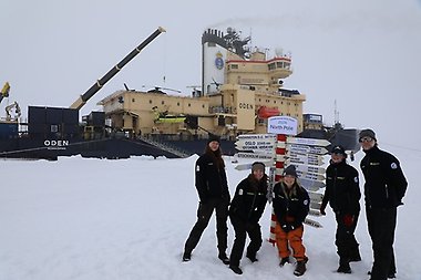 Bildtext: Meteorologi- och aerosolteamet på isen, vid den traditionella nordpolsstolpen som visar avståndet till deltagarnas hemorter (från vänster: Linnea Huusko och Irene Bellagente (Stockholms universitet), Missy Westland (University of British Columbia), Faustine Mascaut (Chalmers tekniska högskola) och Matthew Shupe (University of Colorado, NOAA och Stockholms universitet).