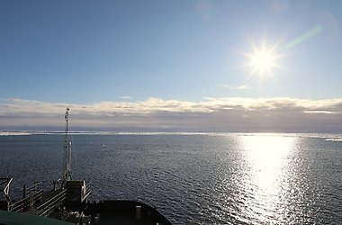 Bildtext: Strålande sol och klarblå himmel när molnen spricker upp för några ögonblick.