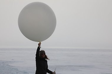 Bild: Irene är redo att släppa upp en ballong.