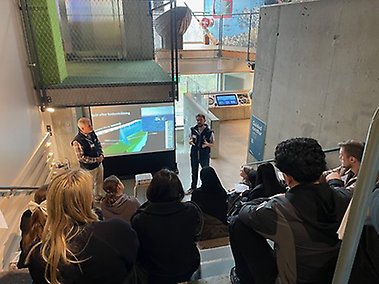 två forskare pratar inför en grupp studenter om forskning inommarin geovetenskap
