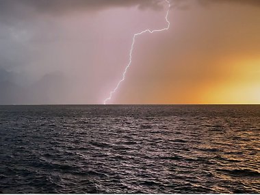 Oväder över stormigt hav