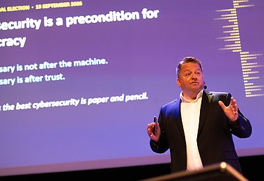 Fredrik Blix opening the conference Cybercampus Sweden in Aula Magna. Photo: Anette Gärdeklint Sylla
