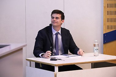 Juan Llavador Peralt listening intently to the opponent at his defense.