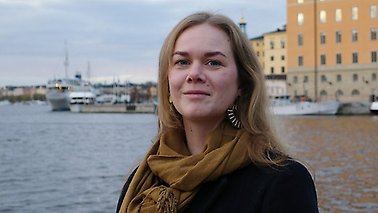 Signe Svallfors med Stockholms stadshus och Riddarfjärden i bakgrunden.