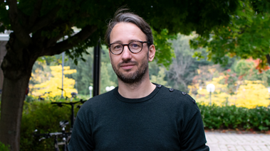 Sven Drefahl står utomhus med träd i bakgrunden.