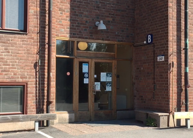 Glasdörr i en brun tegelbyggnad.