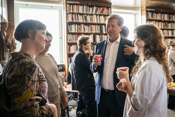 Fyra personer samtalar.