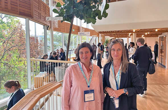 Andrea Kollnitz and Jessica Sjöholm Skrubbe in an assembly hall.