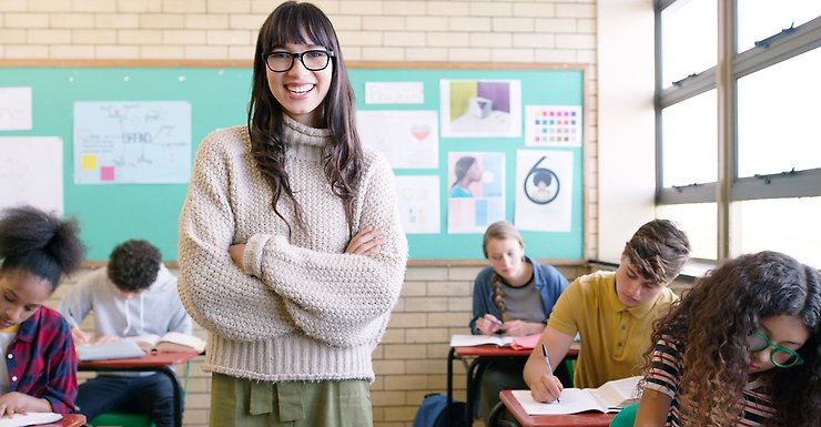 Lärarstudent med elever i ett klassrum.