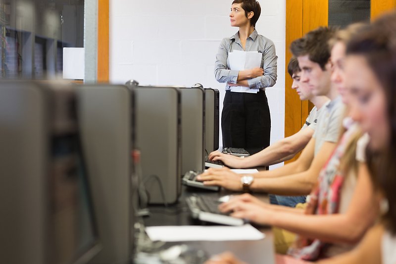 Lärare och studenter i datorsal