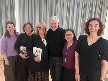 Foto: Elza Mankopa (tolk), Kristīne Čakste (en av ättlingar till de deporterade), Dzintra Geka (författare och filmens regissör), Mārtiņš Vilsons (född i Sibirien), Signe Rirdance (doktorand, SU), Zane Šipkēviča (Lettlands ambassad).