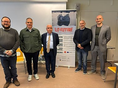 Inverstigadores de diferentes universidades posando para una foto con un rollup de Lit-Future