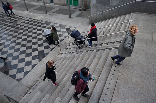 Människor i trappa upp från torg.