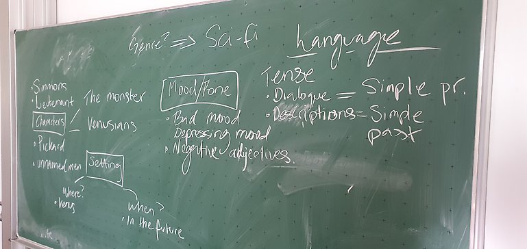 Engelsk grammatik på svarta tavlan i ett klassrum.