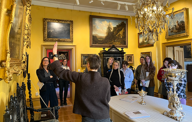 Studentgrupp introduceras till tavla av föreläsare.
