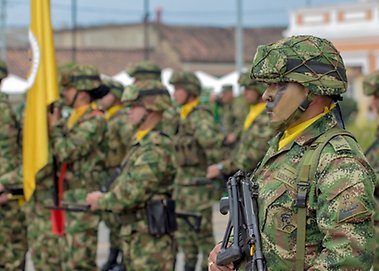 Kamouflageklädda colombianska soldater står på rad.