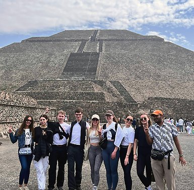 Utbytesstudent Ebba med vänner framför pyramid i Mexico