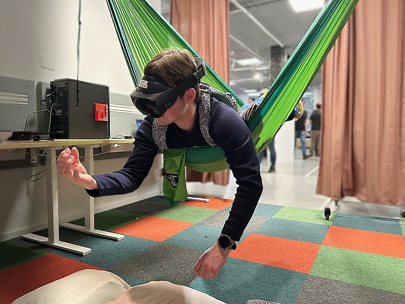 Kvinna med VR-glasögon hänger i en hängmatta.
