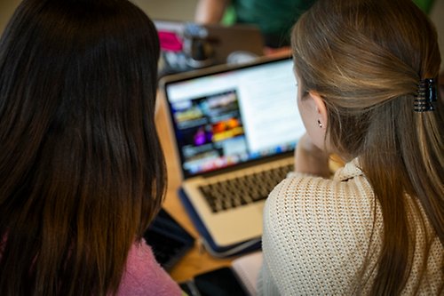 Två studenter vid dator.