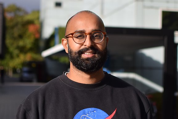 Siddartha Aradhya med campusbyggnad i bakgrunden.