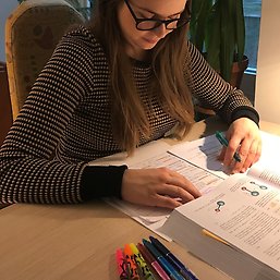 Student som pluggar