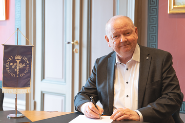 University President Hans Adolfsson signs the memorandum of understanding.