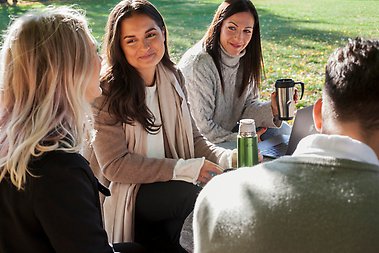 Studenter utomhus på campus.