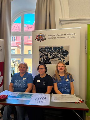 Från vänster: Everita Andronova (SU), Signe Rirdance (SU), Marta Jansone (Lettlands ambassad).