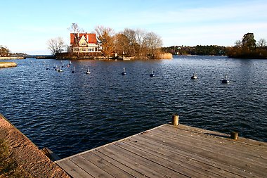 Stor vit villa på en ö.