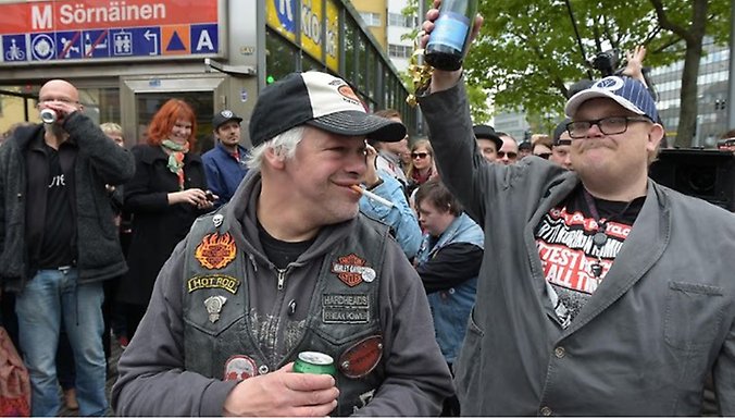 Två personer som dricker.