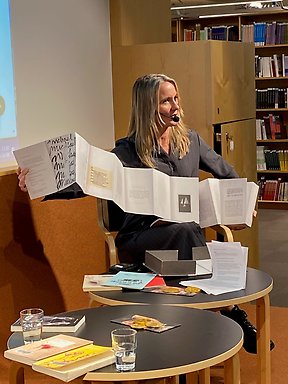 Frida Beckman vecklar ut den dragspelsliknande boken Nox.