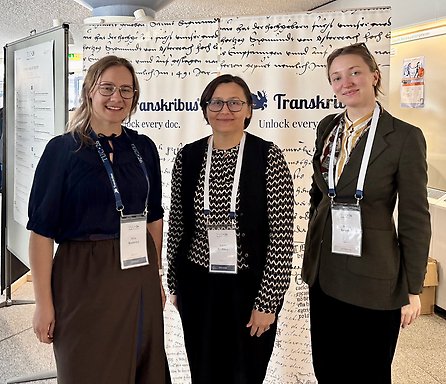 Rūta Bruževica (Lettlands universitet), Signe Rirdance (Stockholms universitet) och Annija Berzinska (Lettlands universitet) vid Transkribus User Conference 2026.