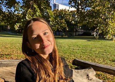 Lisa Svensson utomhus.