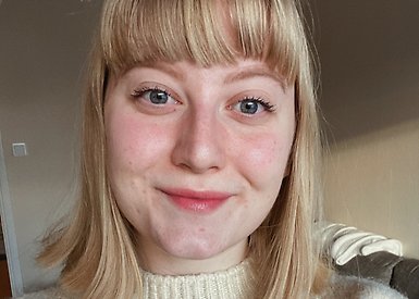 Emelie tar självporträtt.