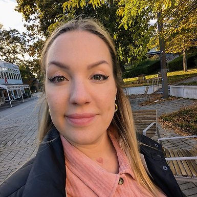 Klara tar ett självporträtt.