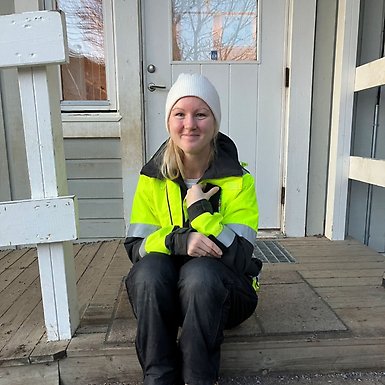 Saga, förskollärare på trappan till sin förskola på Värmdö. Foto: Privat.