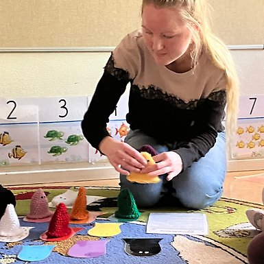 Saga, förskollärare på sin arbetsplats. Foto: Privat.