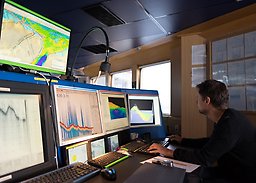 Christian Stranne in front of 5 screens working with bathymetry data on icebreaker oden. Foto: Björn Eriksson