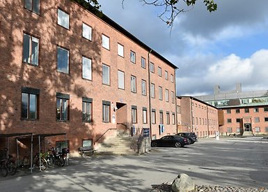 Institutionen för kultur och estetik ligger i bruna tegelbyggnader.
