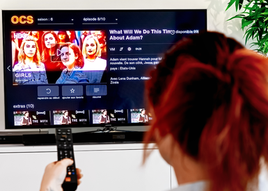 Kvinna tittar på TV.