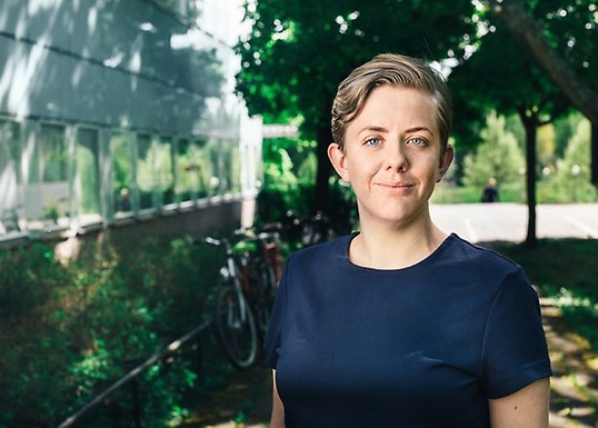 Maria Brandén står framför campushuset.