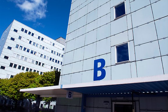 Stort blått hus med bokstaven B ovanför entrén.