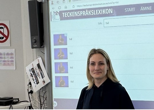 Linda framför en bild från Teckenspråkslexikon