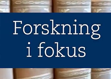 Vit text på mörkblå botten Forskning i fokus. Gamla böcker i bakgrunden.