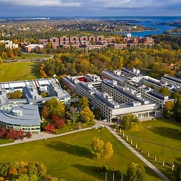 Drönarbild över Geovetenskapens hus och Arrheniuslaboratorierna.