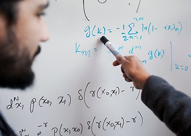 Whiteboard med ekvationer.