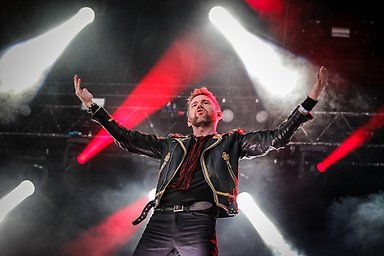 Sångaren Jocke Berg på scen.