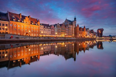 Pittoresk strandpromenad med historisk arkitektur i hansastil.